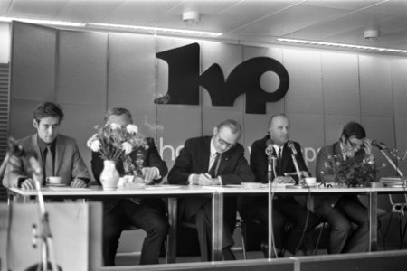 Vergadering partijraad KVP te Tilburg, nummer 11 Andriessen (l) en De Zeeuw, Bestanddeelnr 925-9226