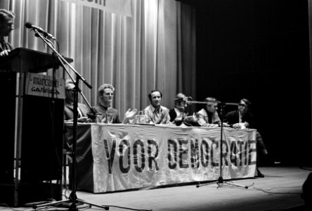 Vergadering van arbeiders en studenten in Marcanti, Amsterdam, over rechtzitting, Bestanddeelnr 922-5143