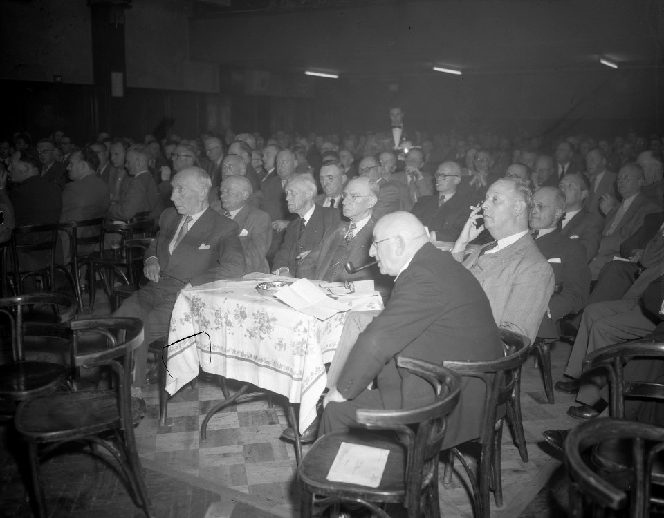 Vergadering KNVB Amsterdam, (over beroepsvoetbal), Korver De Boeljin , De Haan ,, Bestanddeelnr 906-6661