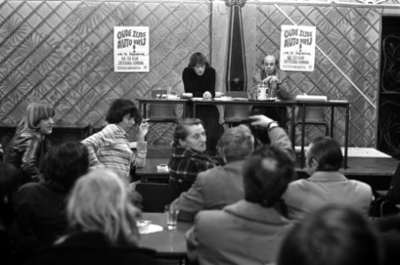 Vergadering over Wallen autovrij in Brakkegrond te Amsterdam achter tafel Luu, Bestanddeelnr 925-5106