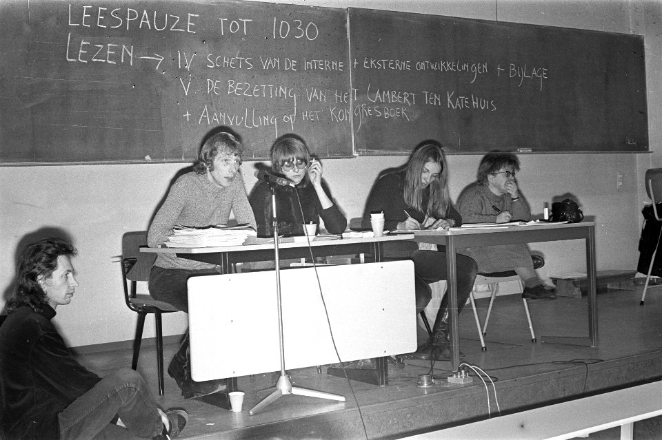 Vergadering over bezetting Instituut voor Neerlandistiek in Universiteit Oudeman, Bestanddeelnr 925-2982