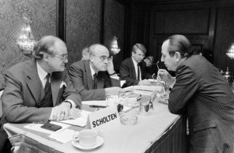 Vergadering Obligatiehouders van Boshalis v.l.n.r. Briel (comm.), Swart (voorzi, Bestanddeelnr 934-7246