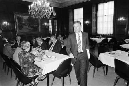 Vergadering over Bouw-CAO in Woerden L. Brouwer (FNV), Bestanddeelnr 931-5585