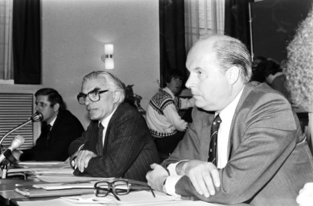 Vergadering in stadhuis in Amsterdam over toekomst van kruisen op Museumplein h, Bestanddeelnr 932-1454