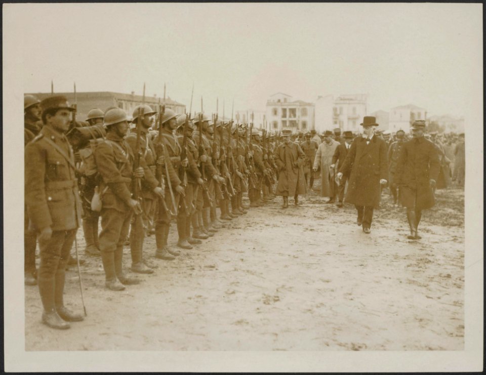 Venizelos reviewing a Greek regiment before it marches out of Salonica to meet t, Bestanddeelnr 158-2474