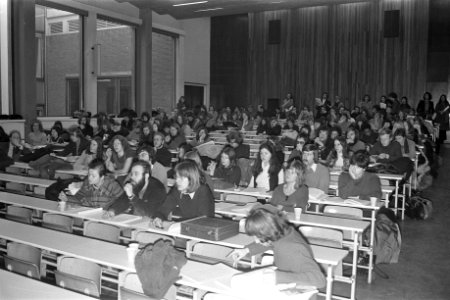 Vergadering over bezetting Instituut voor Neerlandistiek in Universiteit Oudeman, Bestanddeelnr 925-2983