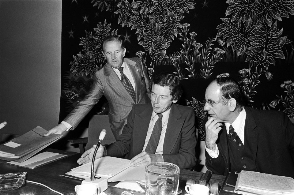 Vergadering SER vlnr Van Veen , Kok en De Pous, Bestanddeelnr 929-3133