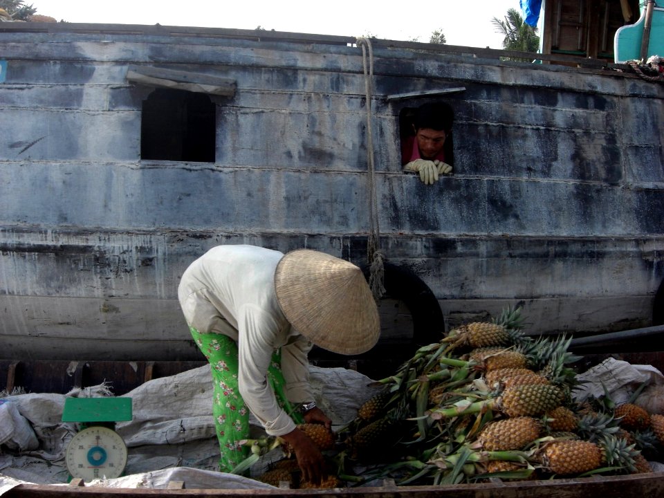 Vente d'ananas - marché flottant sur le Mékong