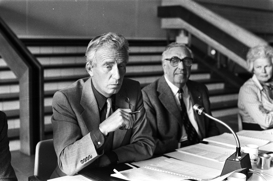 Vergadering NOS-bestuur VARA-voorzitter Kloos (l) met naast hem AVRO-voorzitter, Bestanddeelnr 929-2411