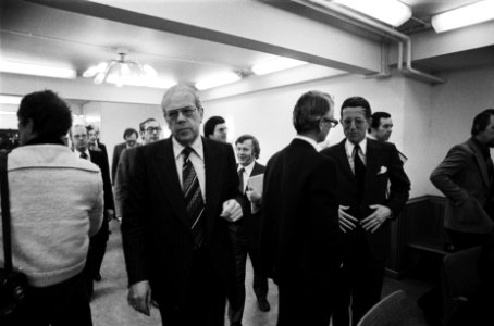 Vergadering regering, bonden en werkgevers zwaar metaal links minister Albeda ,, Bestanddeelnr 929-6542