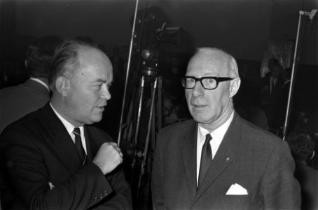 Vergadering Unieraad CHU in het gebouw van K. en W. Utrecht. Nummer 8 Links dr. , Bestanddeelnr 922-9745