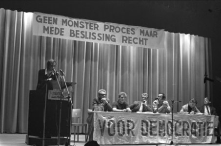 Vergadering van arbeiders en studenten in Marcanti, Amsterdam, over rechtzitting, Bestanddeelnr 922-5140
