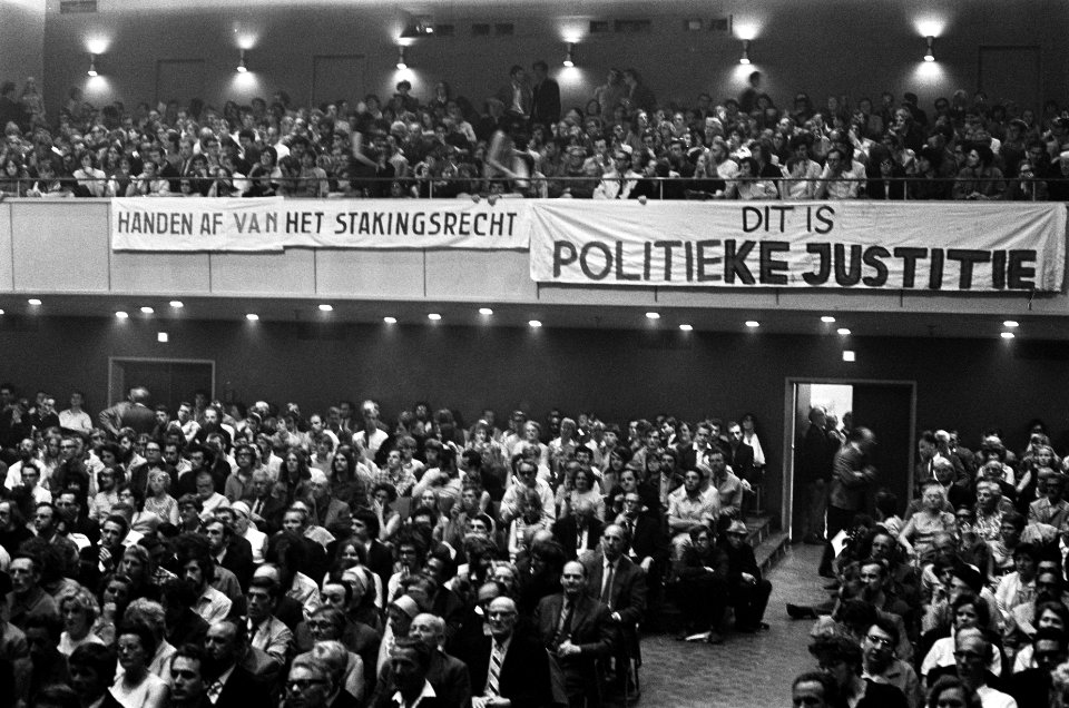 Vergadering van arbeiders en studenten in Marcanti, Amsterdam, over rechtzitting, Bestanddeelnr 922-5138