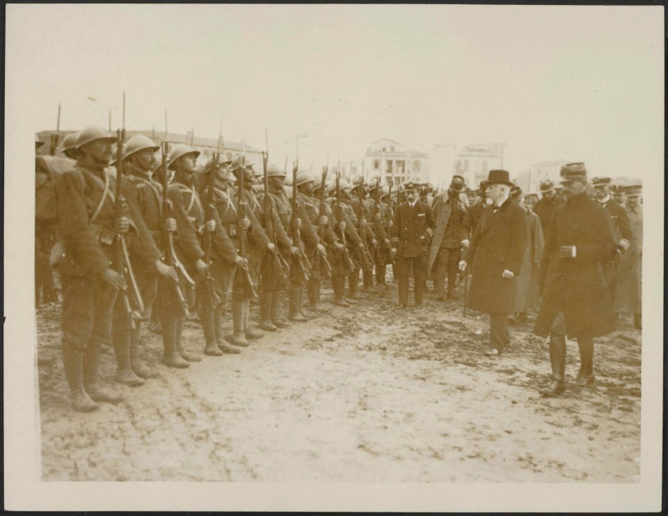 Venizelos reviewing a Greek regiment before it marches out of Salonica to meet t, Bestanddeelnr 158-2180