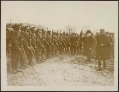 Venizelos reviewing a Greek regiment before it marches out of Salonica to meet t, Bestanddeelnr 158-2180