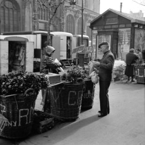 Verkoopster Juliette op het marktplein Les Hallles, Bestanddeelnr 254-0398