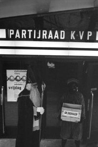 Vergadering KVP-partijraad te Tilburg, tweede dag. Smit en Piet (PPR) deelden pa, Bestanddeelnr 923-0316