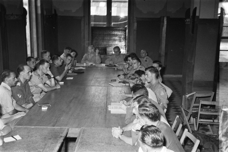 Vergaderingen contact-officieren in AMVI Batavia, Bestanddeelnr 496-6-1