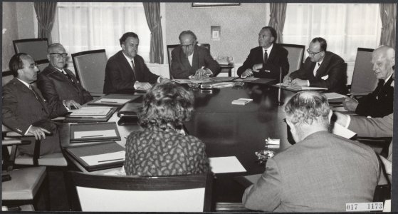 Vergaderingen, verlovingen, minister-presidenten, Berghuis, Cals, Jo, Jonkman, N, Bestanddeelnr 017-1173