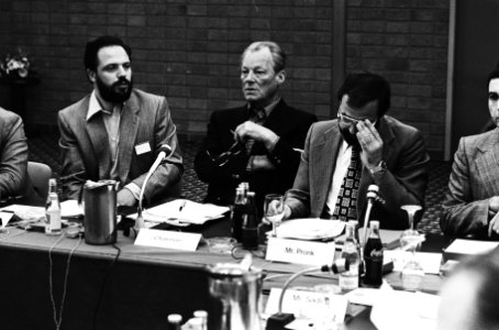 Vergadering Brandt Commissie in Scheveningen Willy Brandt (links) en Jan Pr, Bestanddeelnr 930-8290