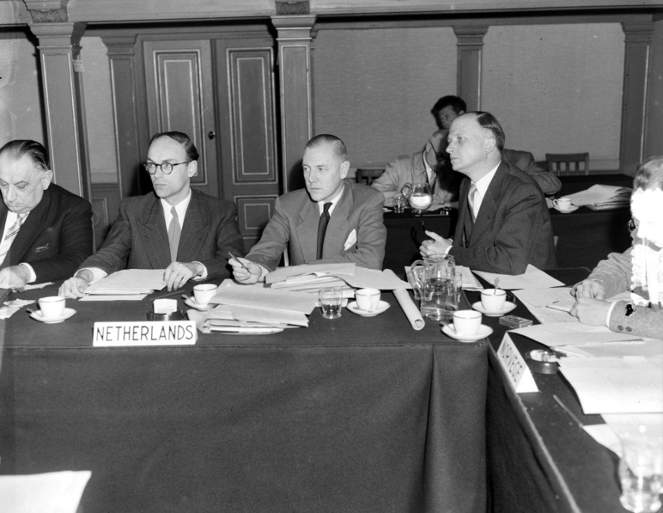 Vergadering Atoomcommissie in Trippenhuis Amsterdam Niels Bohr , Zweeds atoomgel, Bestanddeelnr 905-3403