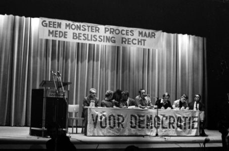 Vergadering van arbeiders en studenten in Marcanti, Amsterdam, over rechtzitting, Bestanddeelnr 922-5141