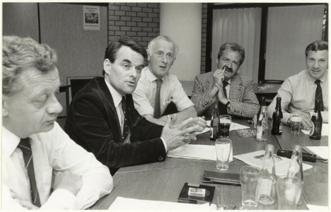 Vergadering van het gemeentebestuur te Halfweg met tweede van links burgemeester IJsselmuiden. NL-HlmNHA 54005911