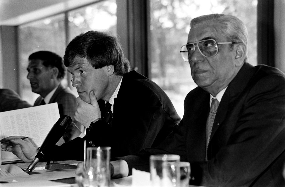 Vergadering van KNVB in Zeist Eric Vilé (voorzitter sectiebestuur betaald voetb, Bestanddeelnr 931-5168