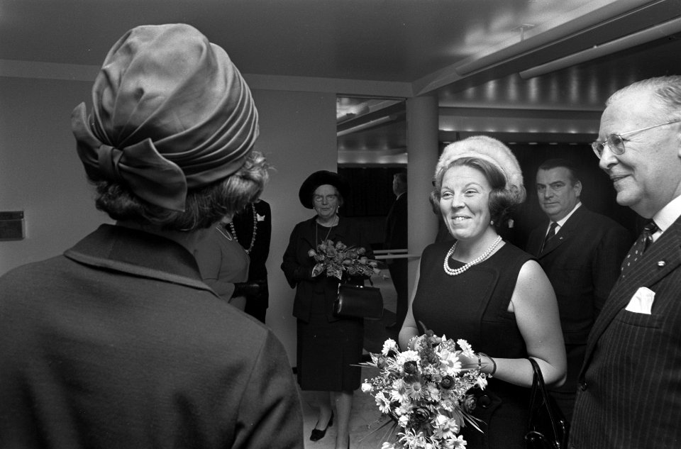 Vergadering van het Genootschap van Burgemeesters te Utrecht Prinses Beatrix en , Bestanddeelnr 921-8346