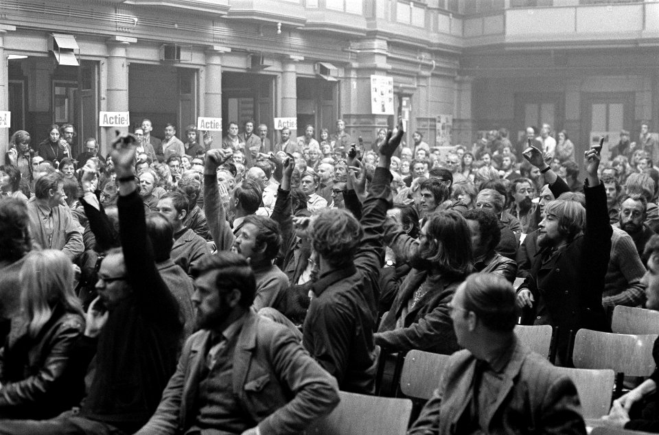 Vergadering van Beroepvereniging Beeldende Kunstenaars in Frascati Amsterdam. Nu, Bestanddeelnr 922-9302