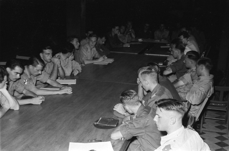 Vergaderingen contact-officieren in AMVI Batavia, Bestanddeelnr 496-6-3