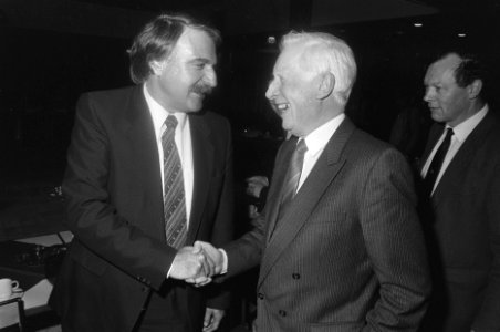 Vergadering betaald voetbal in Zeist voorzitter Andre van der Louw (l) begroet , Bestanddeelnr 933-9148