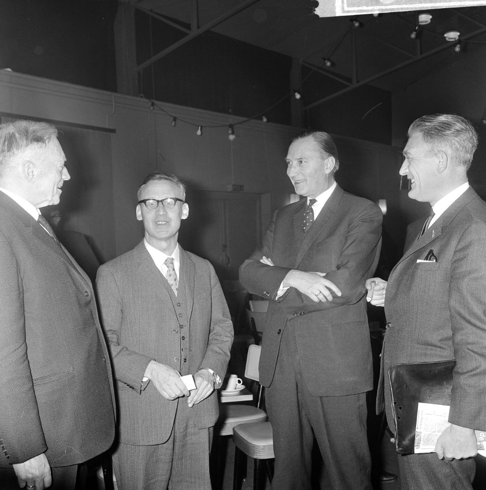 Vergadering AR-partij te Utrecht, v.l.n.r. Minister Diepenhorst , de heer Berghu, Bestanddeelnr 918-7744