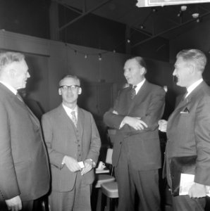 Vergadering AR-partij te Utrecht, v.l.n.r. Minister Diepenhorst , de heer Berghu, Bestanddeelnr 918-7744