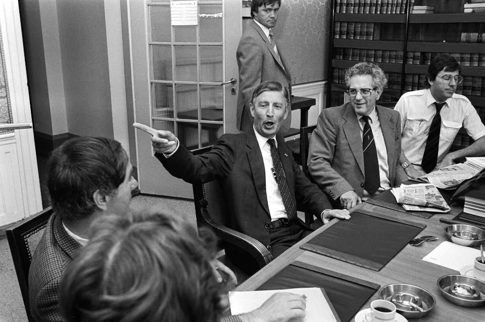 Vergadering CDA-top en fractie over de informatie v.l.n. De Boer , Van Agt en V, Bestanddeelnr 931-6100