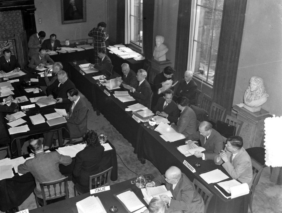 Vergadering Atoomcommissie in Trippenhuis Amsterdam Niels Bohr , Zweeds atoomgel, Bestanddeelnr 905-3404