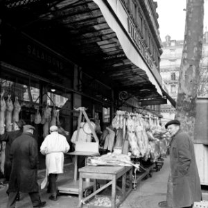 Verhandeling van grote partijen vers vlees in Les Halles, Bestanddeelnr 254-0400