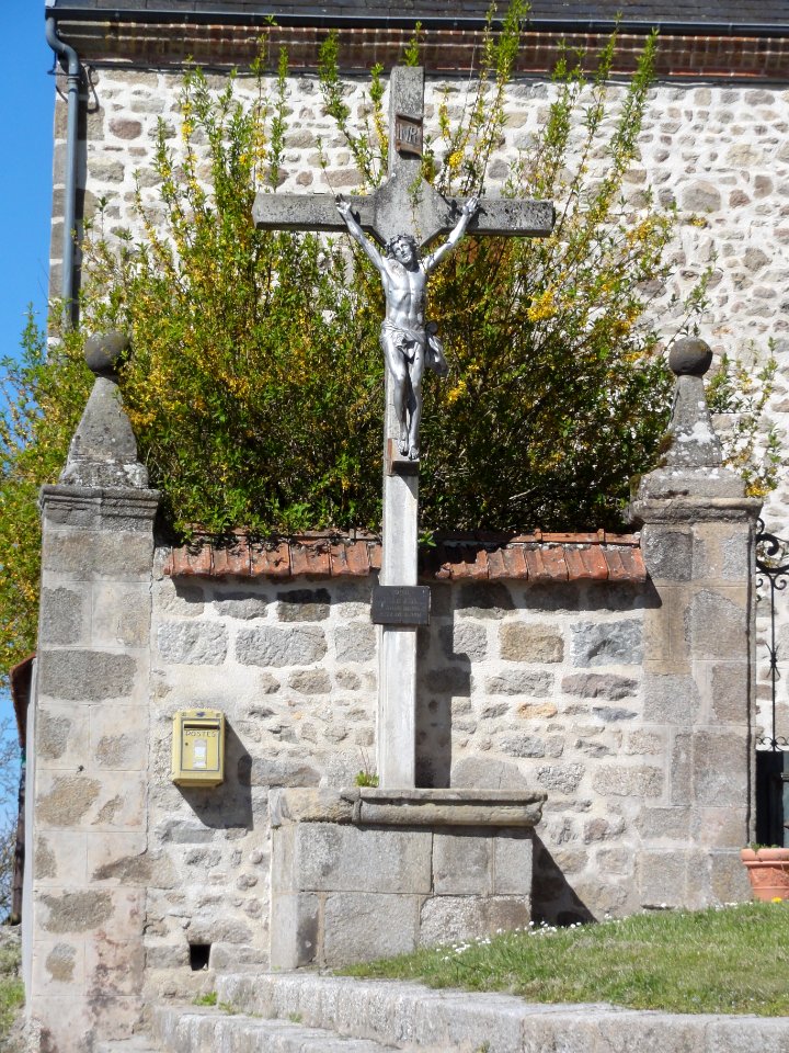 Vergheas (Puy-de-Dôme) croix près de l'église
