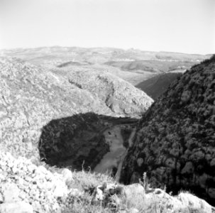Vergezicht over de kloof van de rivier Nahr el Kelb, Bestanddeelnr 255-6425