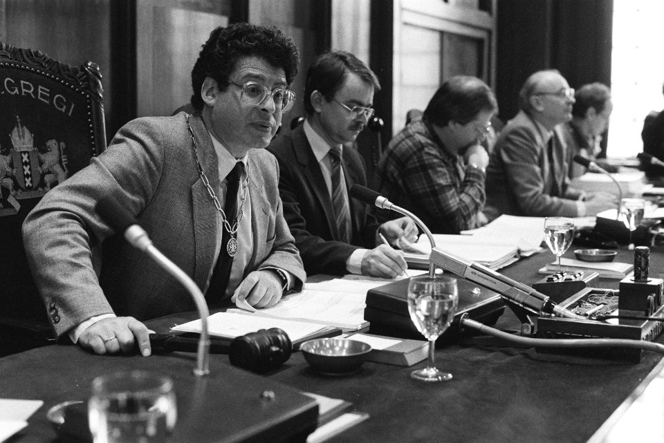Vergadering Amsterdamse gemeenteraad o.m. begroting 1984 burgemeester Van Thijn, Bestanddeelnr 932-8761