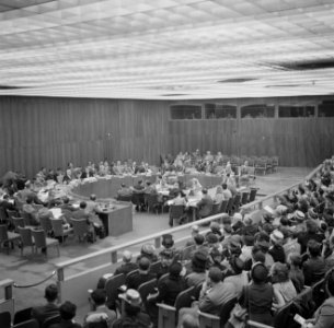Vergaderzaal van de Verenigde Naties met achterin de hoofdtafel en vooraan de pu, Bestanddeelnr 191-0753