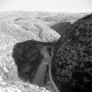Vergezicht over de kloof van de rivier Nahr el Kelb, Bestanddeelnr 255-6424