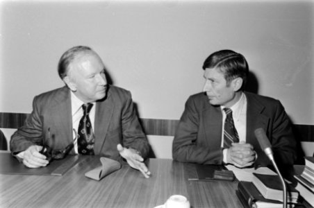Vergadering CDA-fractie over kabinetsformatie nr 8, 9 Kruisinga (l) met Van Ag, Bestanddeelnr 929-3810