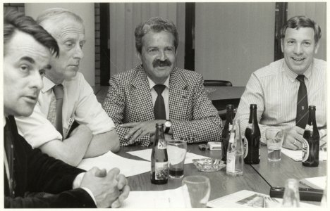 Vergadering van het gemeentebestuur te Halfweg met links burgemeester IJsselmuiden. NL-HlmNHA 54005912