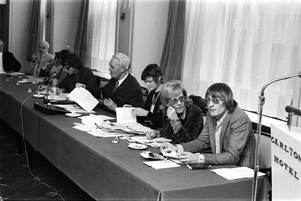 Vereniging van letterkundigen bijeen in Carlton, Amsterdam voorzitter Stuyvelin, Bestanddeelnr 924-0127