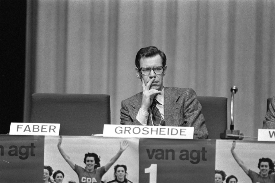 Vergadering ARP partijraad, tevens opdracht ARP, diversen achter de tafel, Bestanddeelnr 929-4348