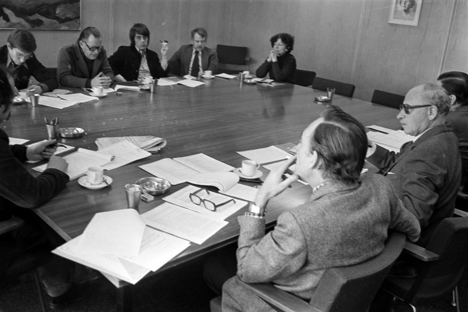 Vereniging van Letterkundigen praat met minister Van Doorn in Den Haag , overzic, Bestanddeelnr 928-3876