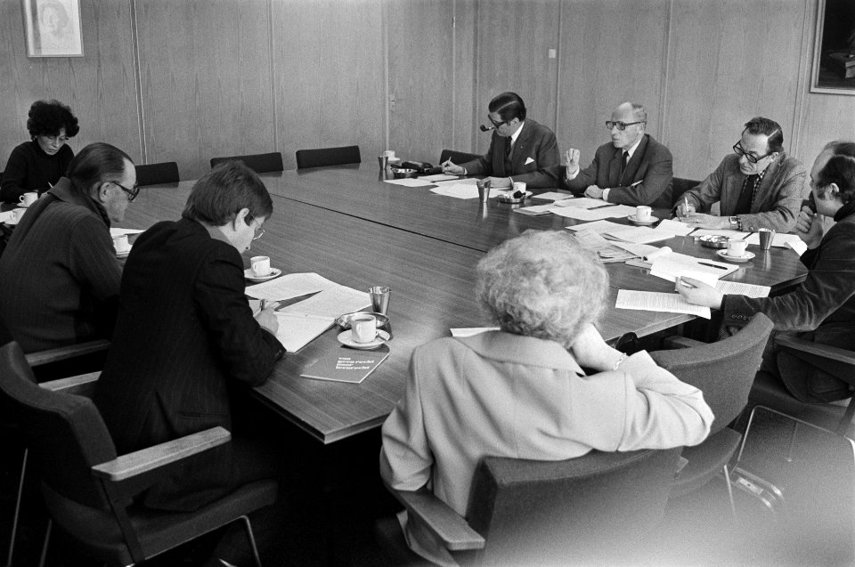 Vereniging van Letterkundigen praat met minister Van Doorn in Den Haag , overzic, Bestanddeelnr 928-3877