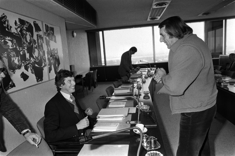 Vergadering FNV-federatieraad in Amsterdam. Wim Kok (links zittend) en Cees Sche, Bestanddeelnr 931-8769