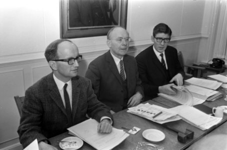 Vergadering in Amsterdam van nieuwe PvdA-bestuur v.l.n.r Dorsman, Vondeling, Baa, Bestanddeelnr 922-2030